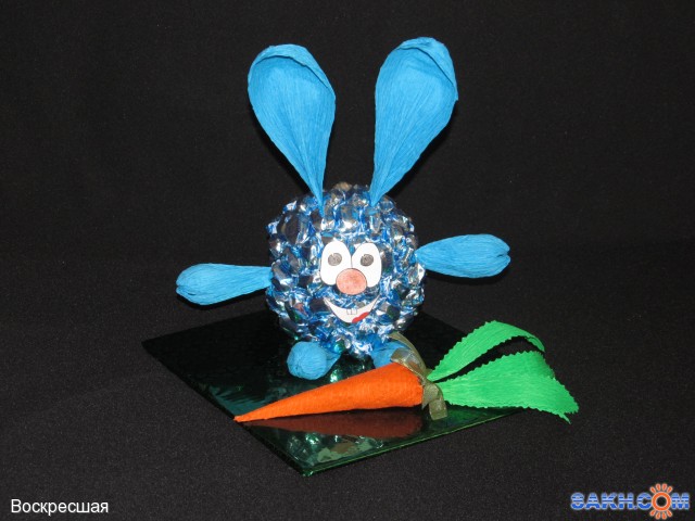Зайчик из конфет Зайчик из конфет