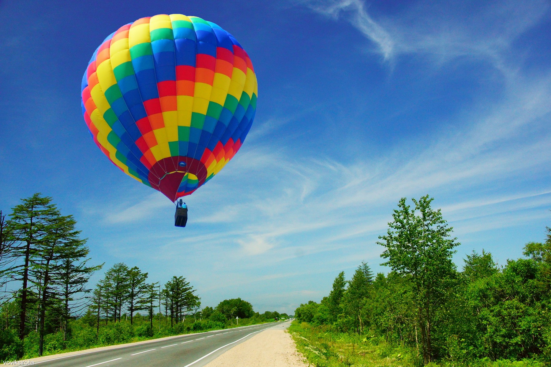 Ярких впечатлений в жизни. Воздушный шар. Радужный воздушный шар. Воздушный шар с корзиной в небе. Воздушный шар "Радуга".