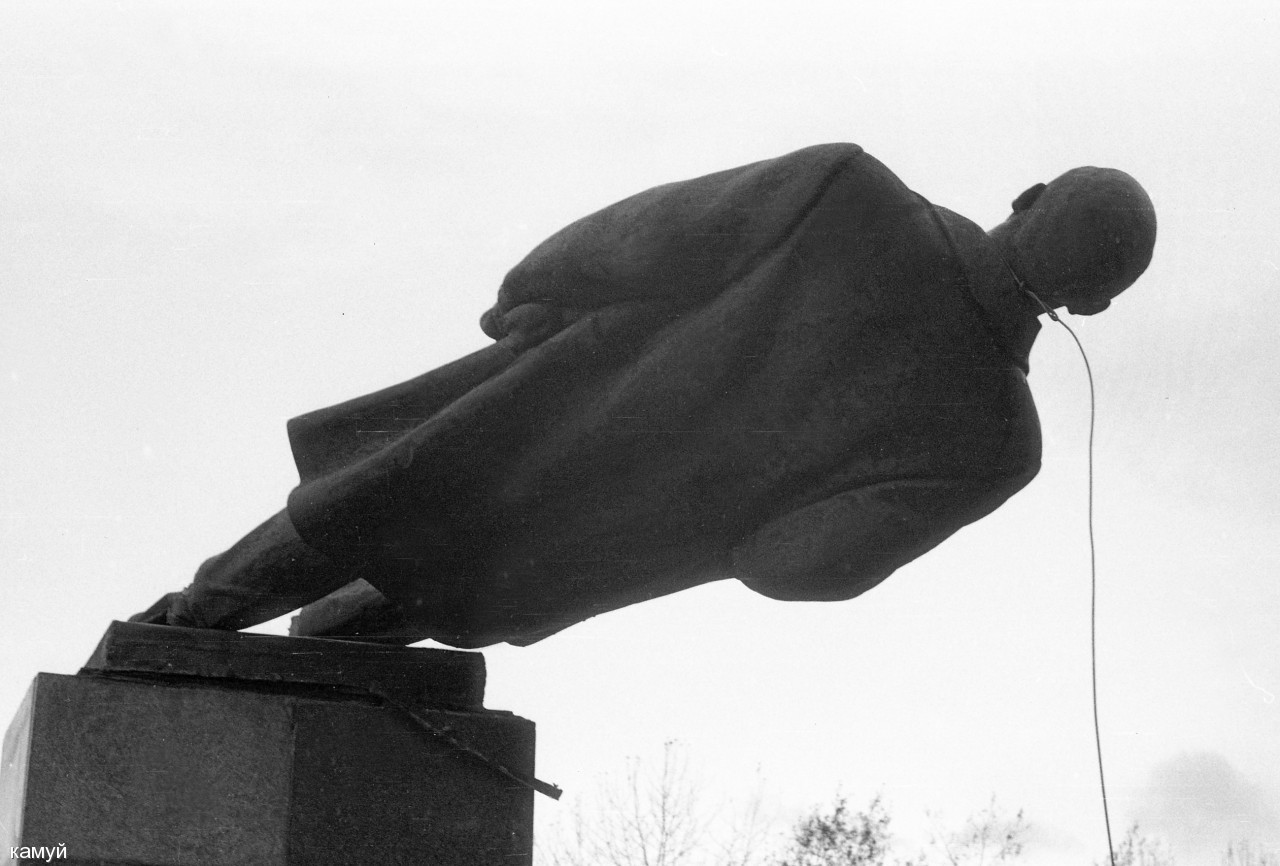 Скульптура Ленина с двумя кепками
