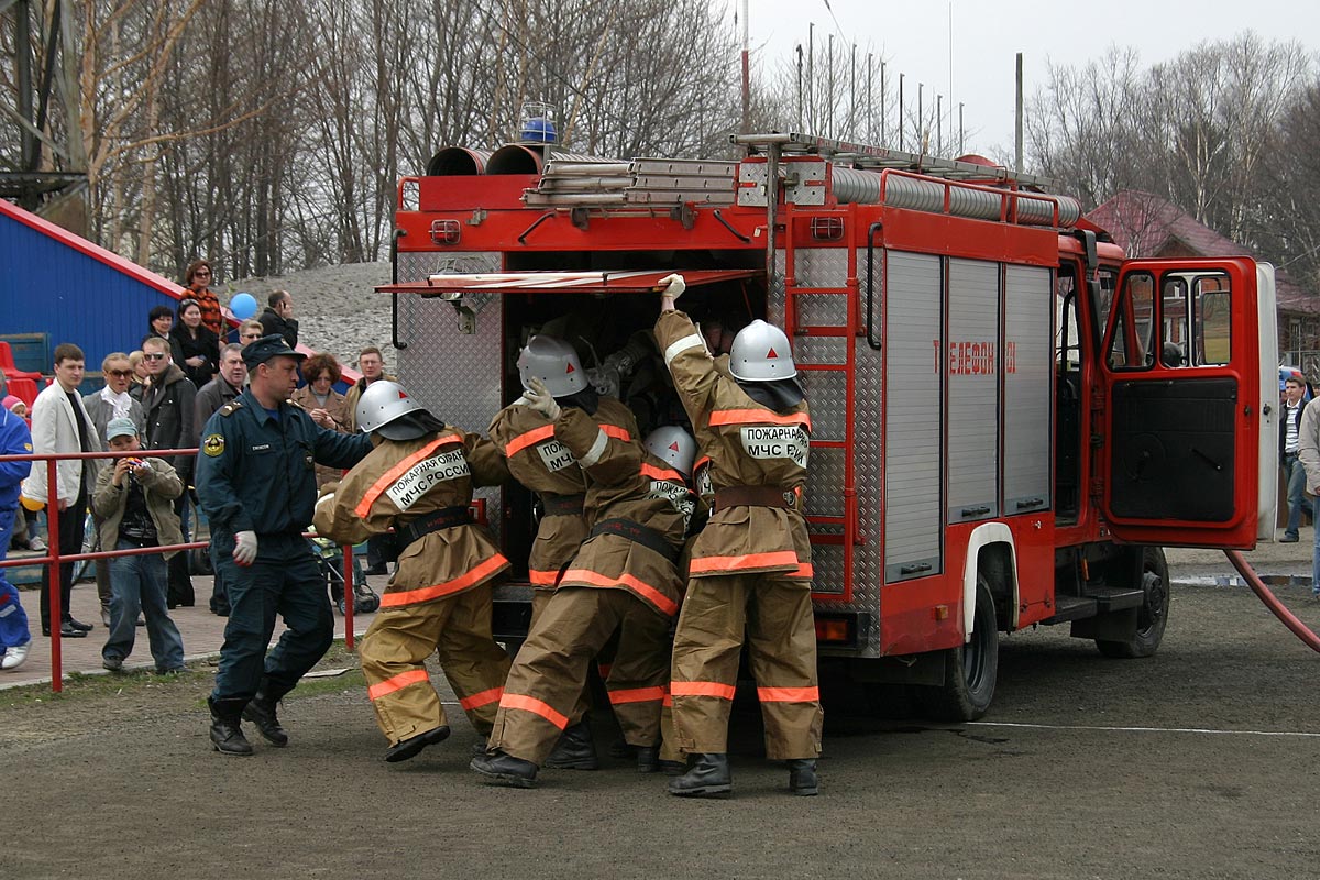 Два пожарных. ПЧ-208 Москва. Развертывание пожарных. Боевое развертывание. Боевое развертывание пожарных.