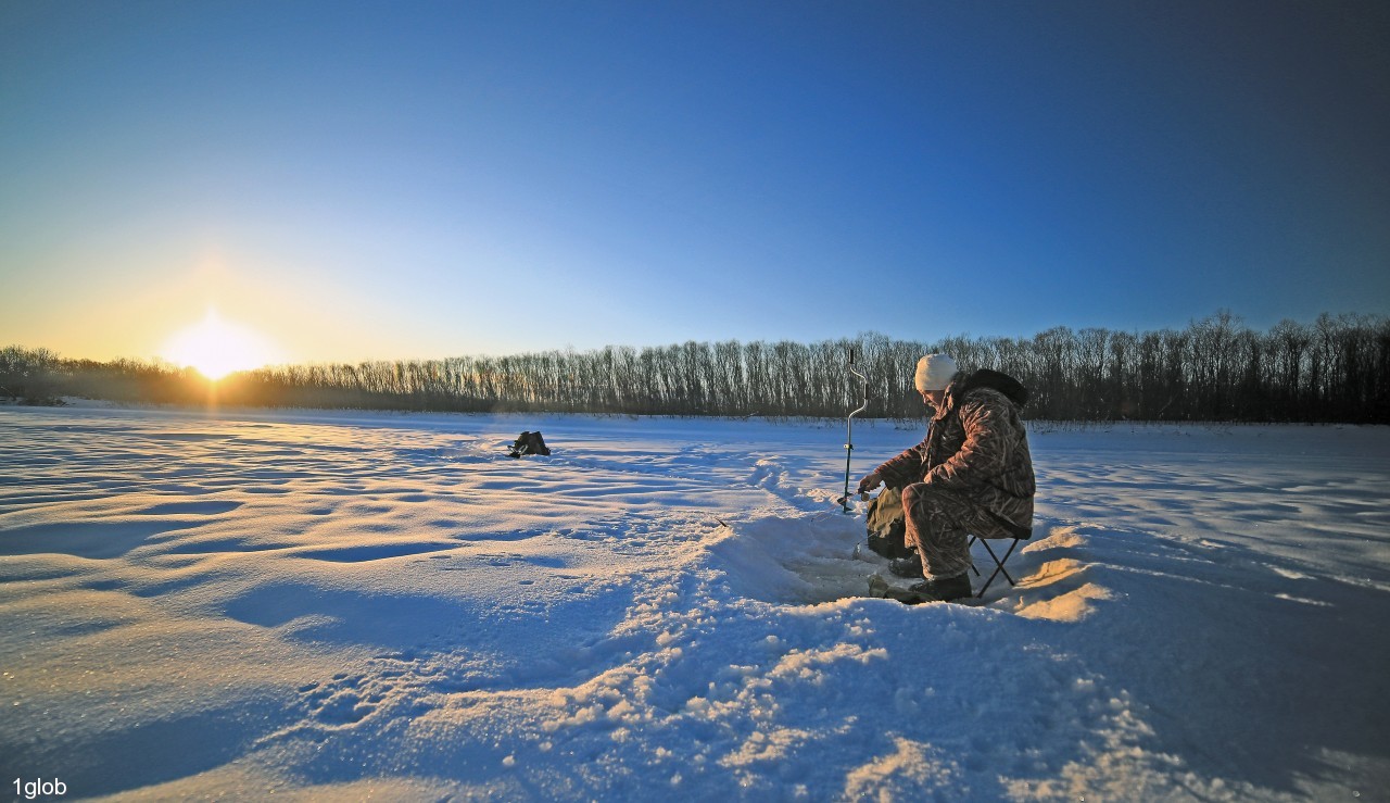 зимняя рыбалка. рыбак зимой. рыбаки на льду. рейд по рыбакам зима. зимняя рыбалка.