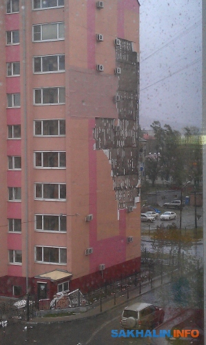 У здания "Сферы"