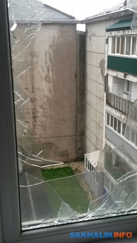 Шифер разбил окно