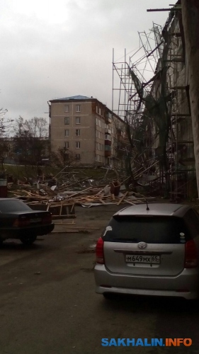 В Корсакове повалились строительные леса, упал балкон