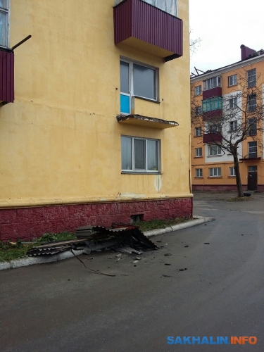 В Корсакове снесло балкон