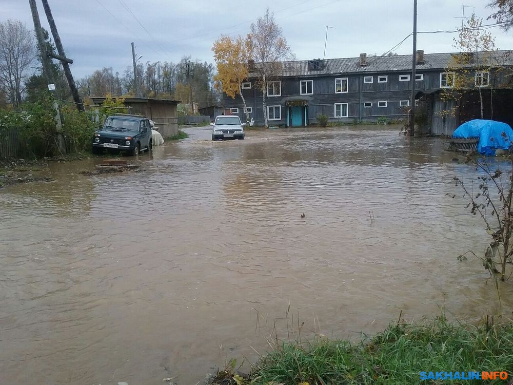 Погода тымовское сахалинской. Село Зональное Сахалинская область. Затопило двор. Зональное Тымовский район. Вода подтопила дом в деревне.