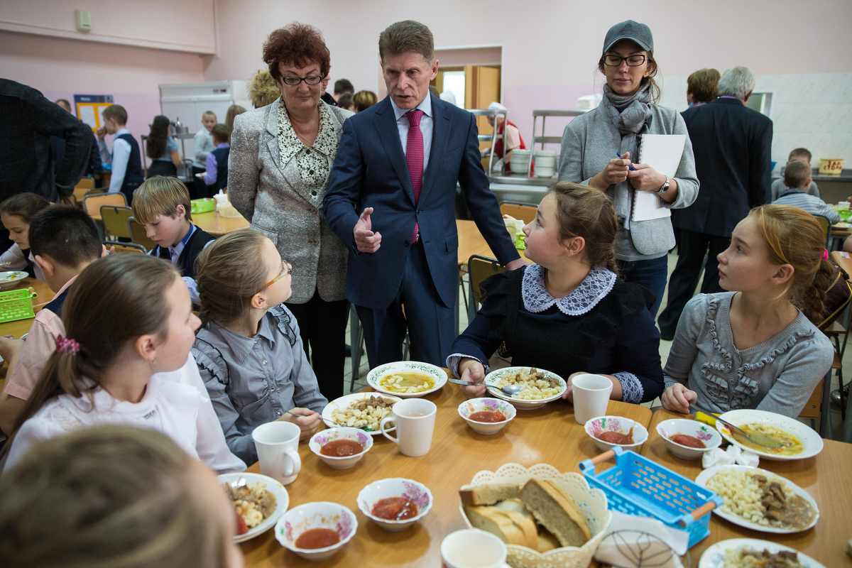 Последние новости сахкома. Кожемяко в столовой. Сахком Ноглики. Новости Ноглики. Ноглики экскурсии.