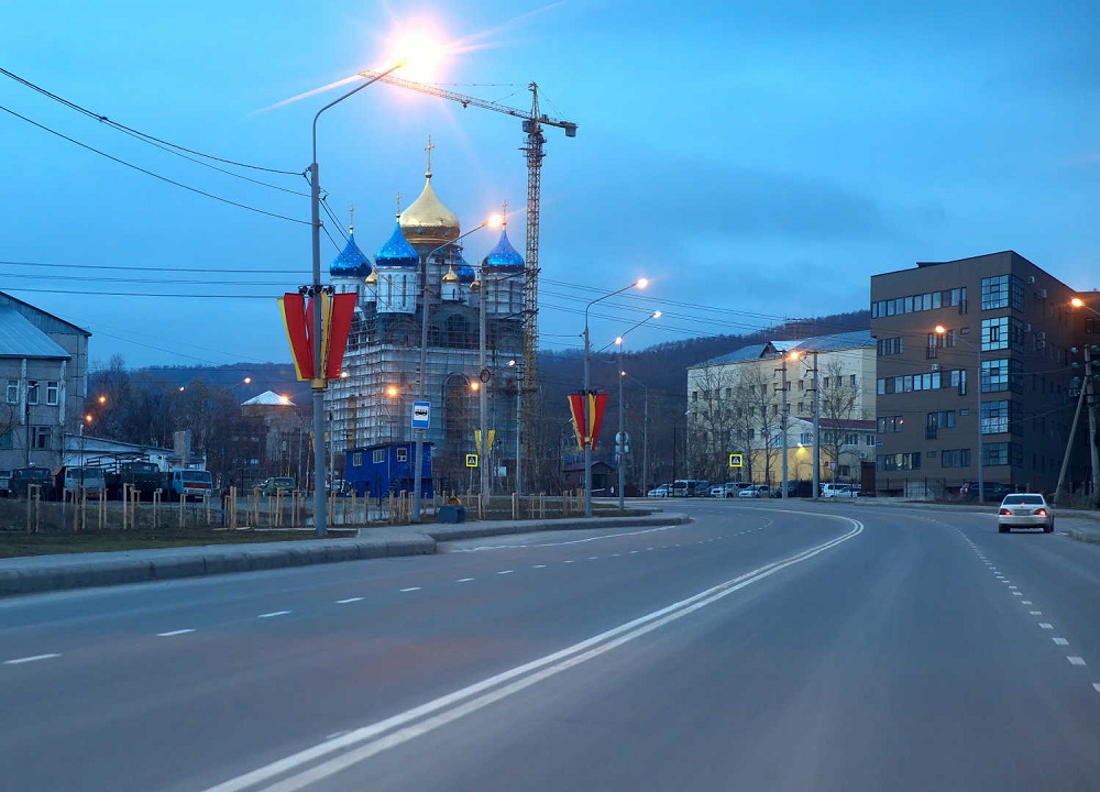 Сахалинская улица южно сахалинск. Южно Сахалинск Центральная улица. Южно-Сахалинск улица Сахалинская. Главная улица Южно Сахалинск. Вечерний Южно Сахалинск улица.