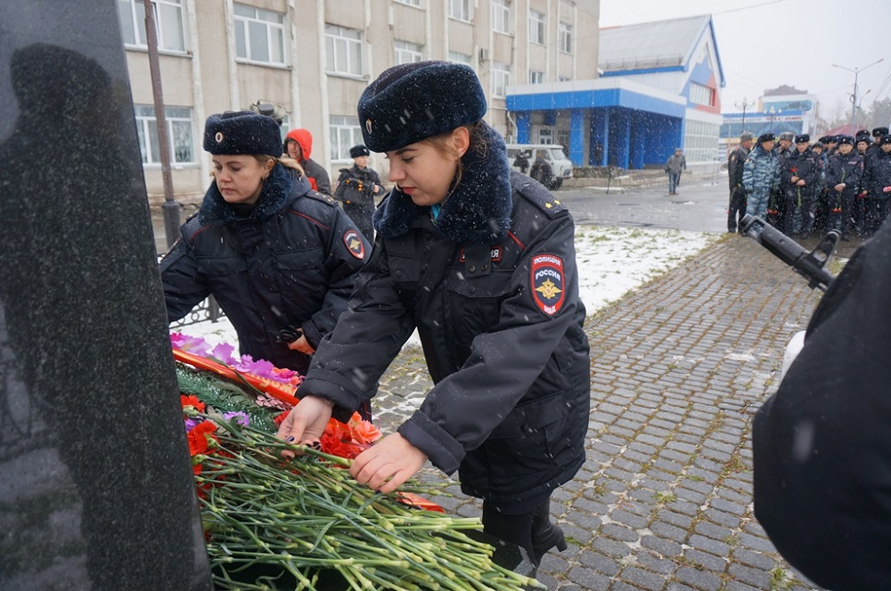 08 ноября. Сахалинская полицейский. Ветераны Мотовилихинского ОВД. Фото сотрудников погибших при исполнении. МВД Сахалин фото на праздниках.