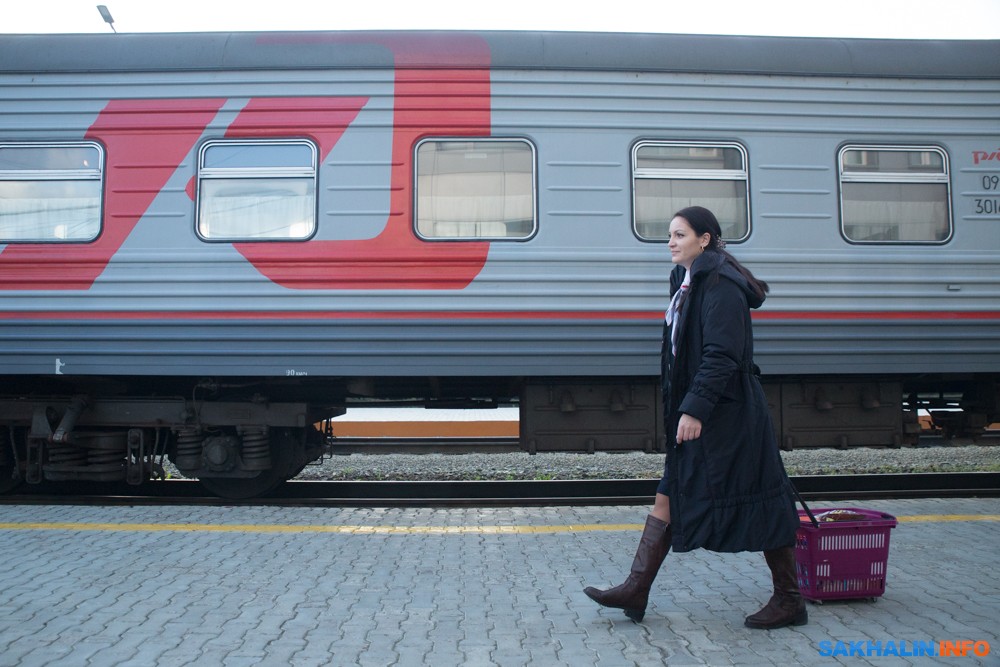 Стоят электрички. Поезд на перроне. На перроне у вагона. Пассажирский вагон на перроне. Вагон поезда на перроне.