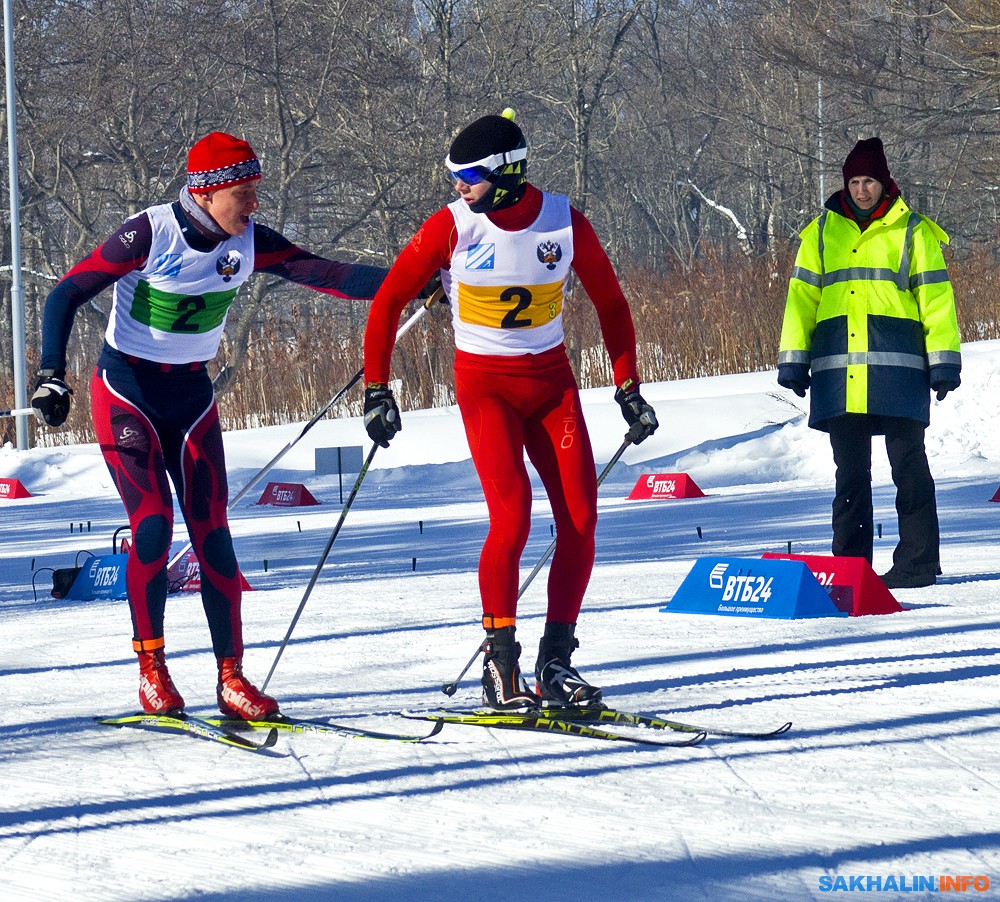 передача эстафеты в лыжных гонках. лыжная спартакиада. лыжная эстафета.