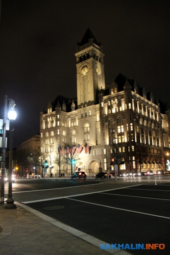 Отель Trump International Washington D.C. появился на месте старого почтового отделения, которое было построено в 1899 году и прошло через несколько реконструкций. В 80-х годах прошлого века здесь был расположен торговый центр с ресторанным двориком. В 2012 году федеральное Управление служб общего назначения, которое управляет зданием, сдало его в аренду на 60 лет гостиничной структуре Дональда Трампа, согласившейся выплачивать по $3 млн в год и потратить более $200 млн на реконструкцию 