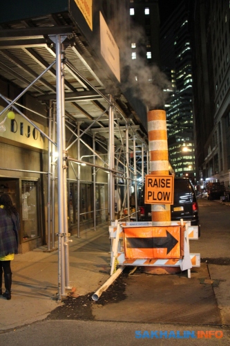 Это сооружение я видела несколько раз. Оно как-то связано с городской коммунальной системой. В Нью-Йорке ветхие сети, и эта труба, из которой выходит пар, временно помогает решить какую-то проблему 