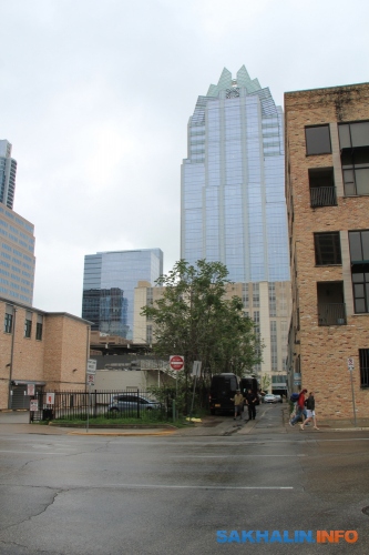 Это здание в поле зрения всегда привлекает внимание. Офис страховой компании 