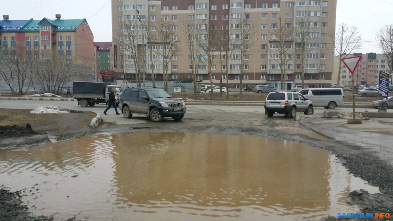 Перед южно-сахалинской травматологией снова образовалась грязная лужа.  Сахалин.Инфо