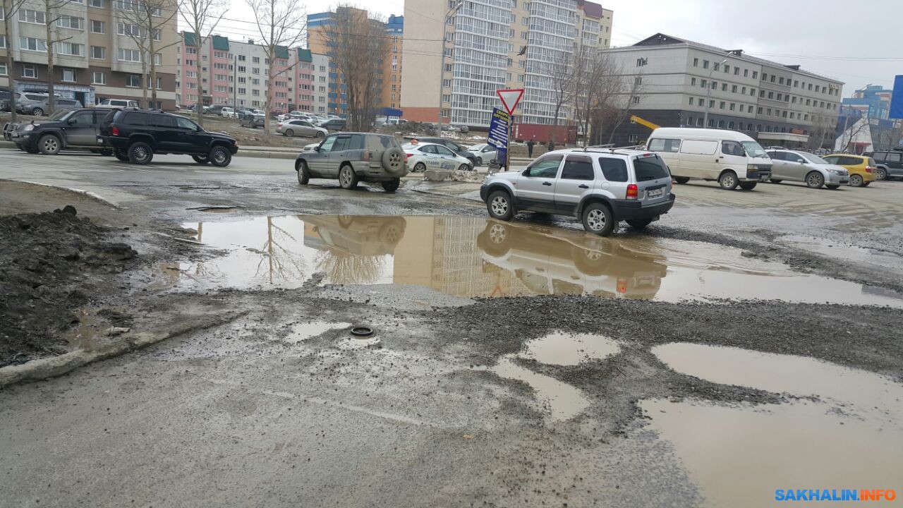 Перед южно-сахалинской травматологией снова образовалась грязная лужа.  Сахалин.Инфо