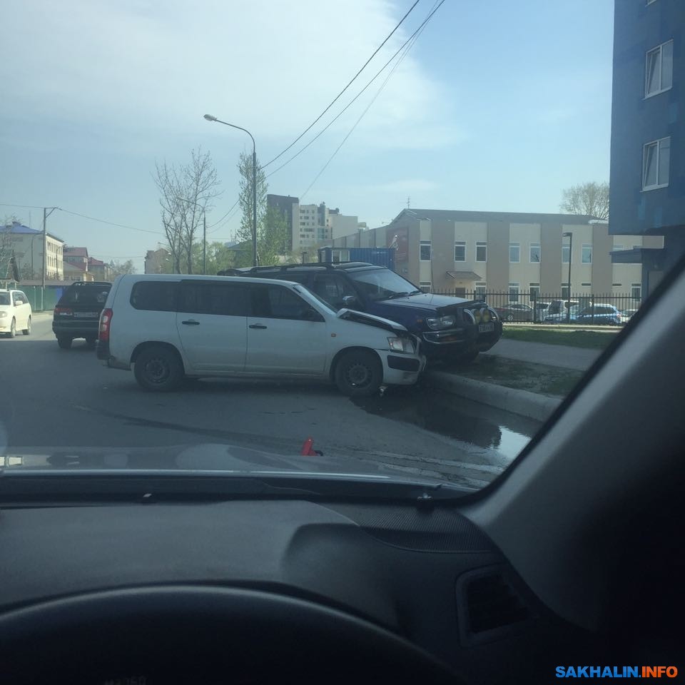 После ДТП на улице Физкультурной внедорожник залетел на бордюр. Сахалин.Инфо