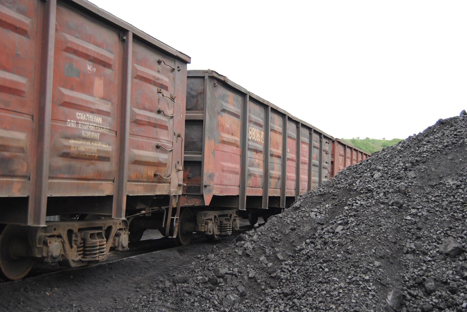 Уголь железная дорога. Железнодорожные перевозки угля. Уголь в контейнерах ЖД. Перевозка угля ЖД. Уголь Железнодорожный.