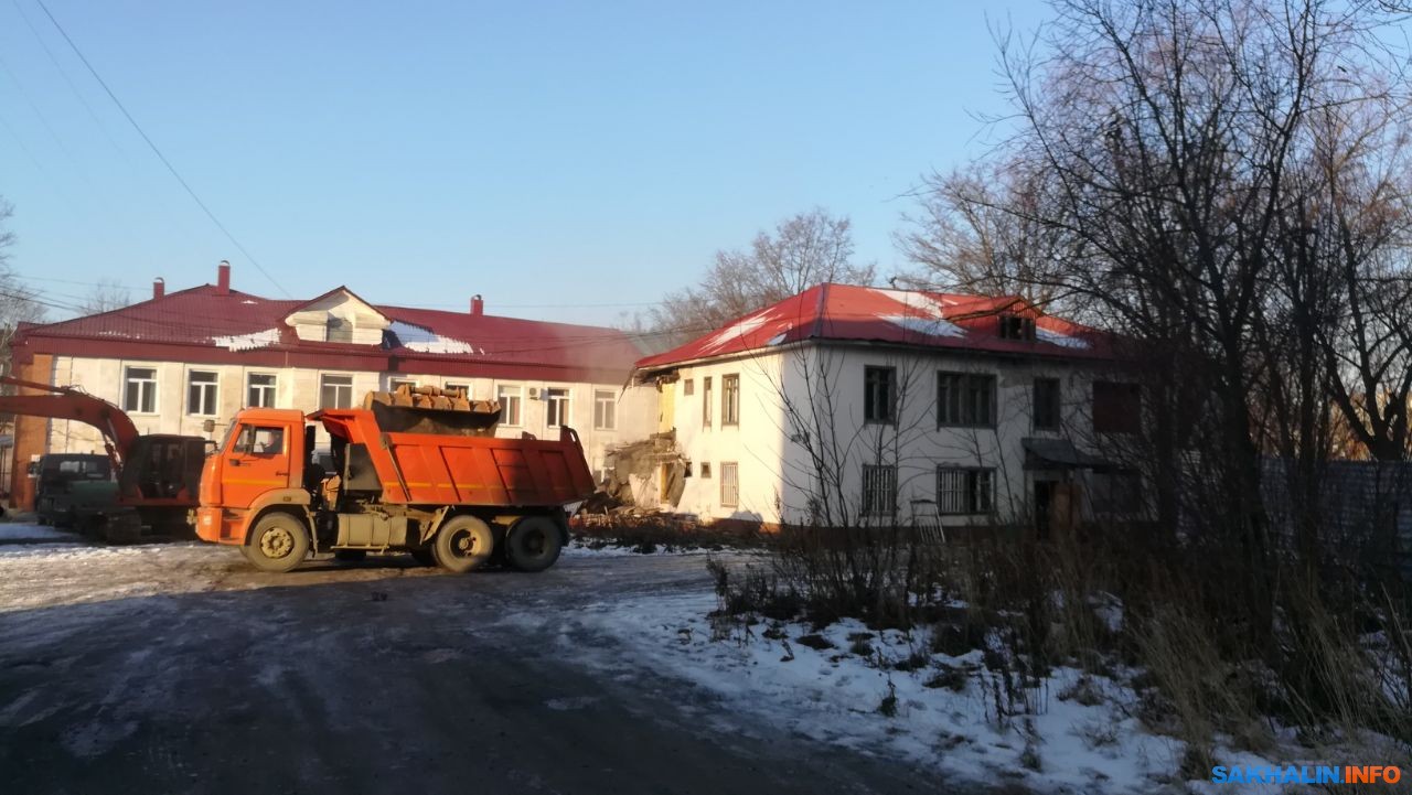 В Южно-Сахалинске сносят расселенный дом на проспекте Победы. Сахалин.Инфо