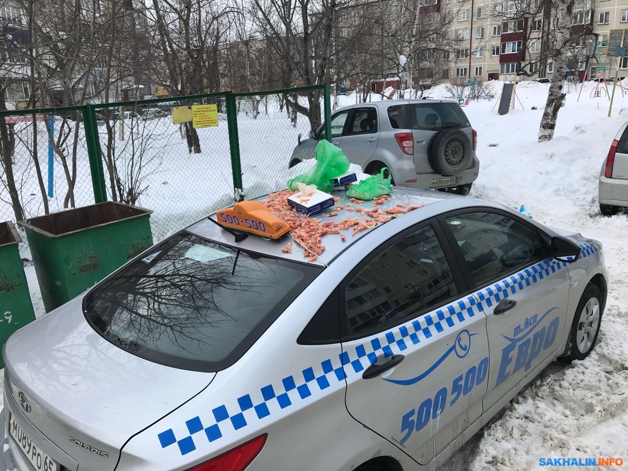 Жильцы дома по улице Емельянова в Южно-Сахалинске в знак протеста посыпали  кузов автомобиля такси креветками. Сахалин.Инфо