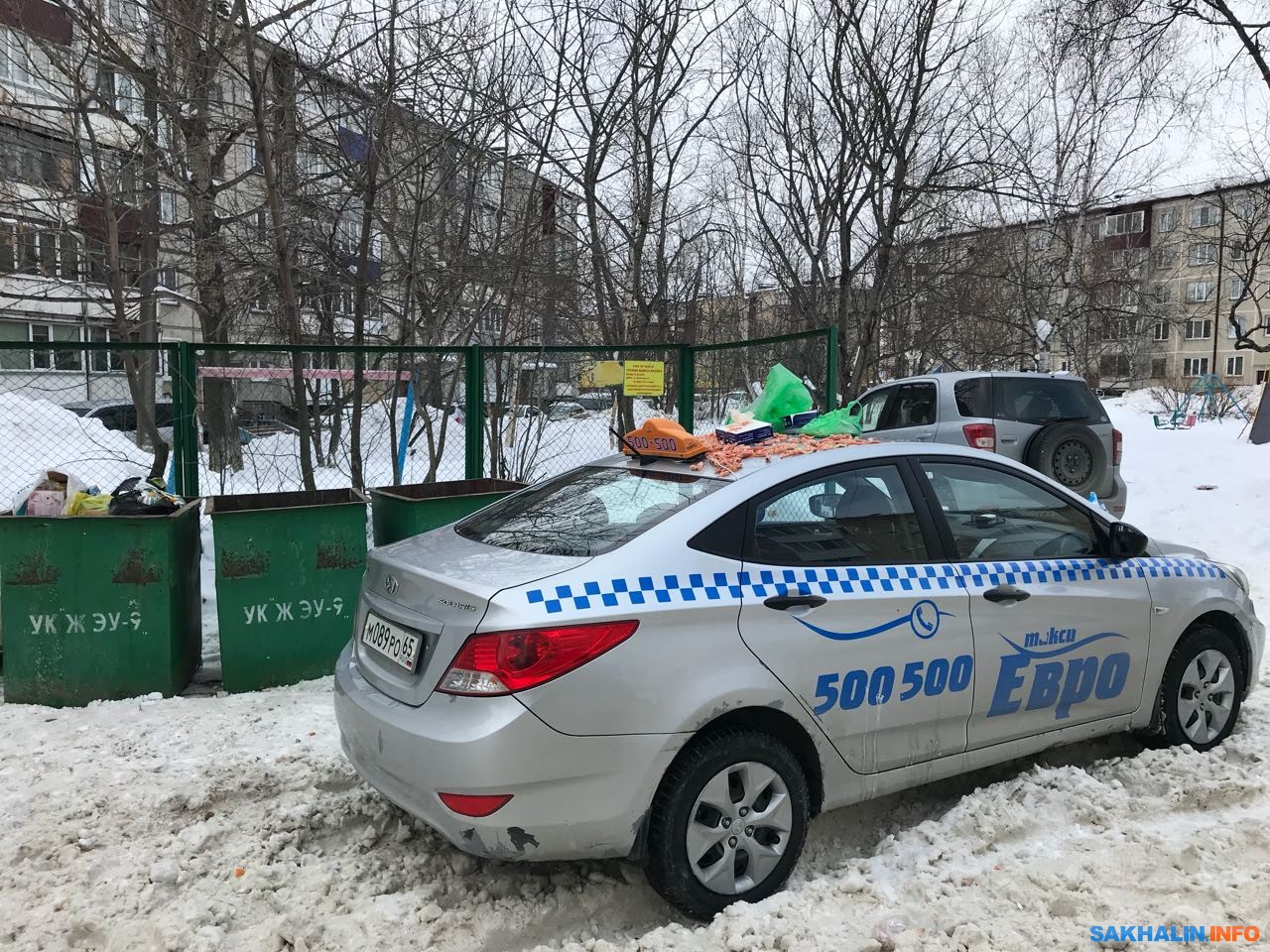 Жильцы дома по улице Емельянова в Южно-Сахалинске в знак протеста посыпали  кузов автомобиля такси креветками. Сахалин.Инфо