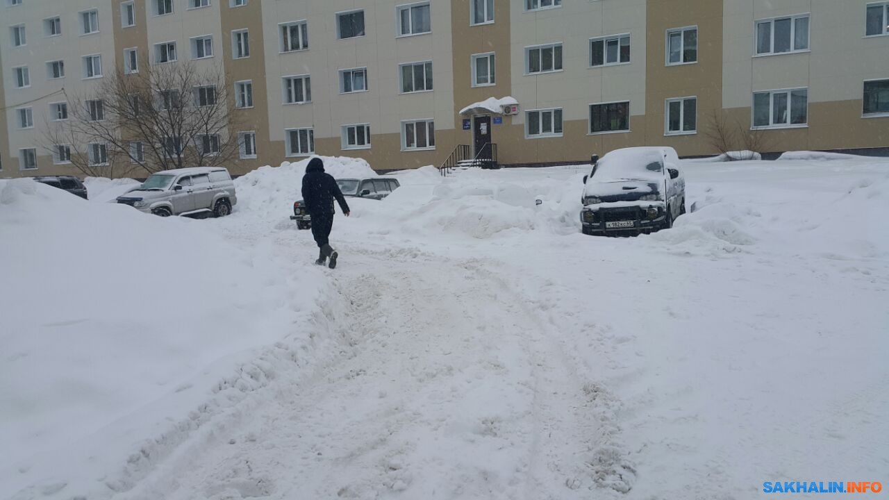 Долинск завален снегом, который не убирают. Сахалин.Инфо