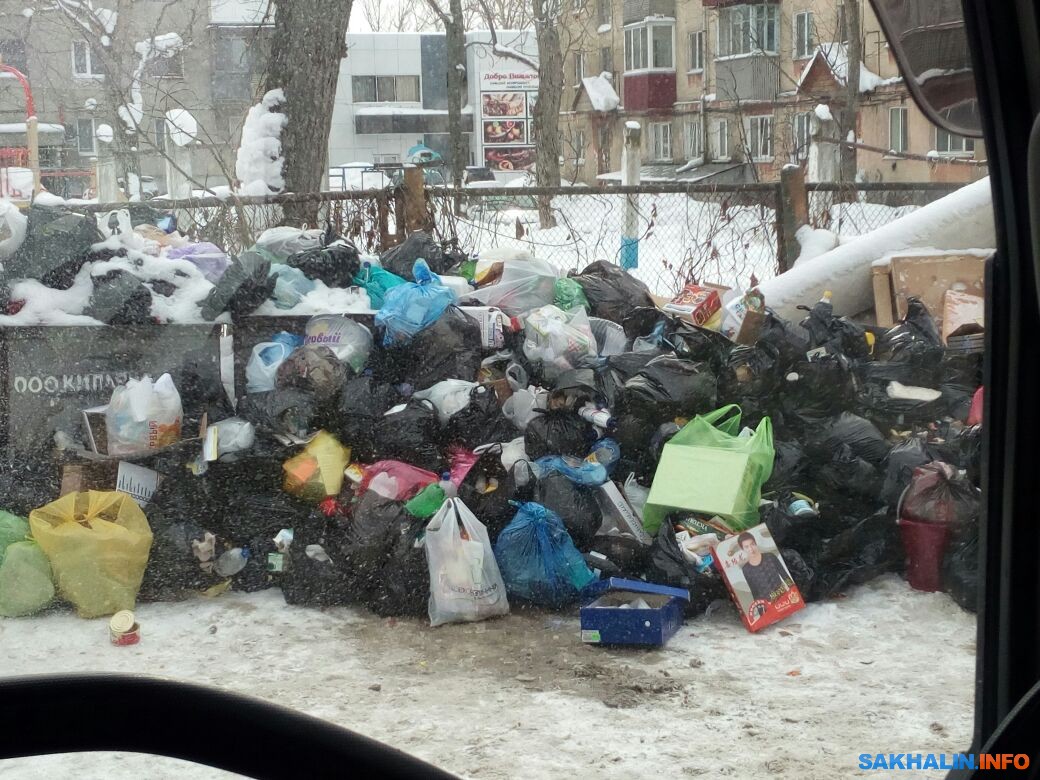 Припаркованный на проезде к мусорным бакам автомобиль раздражает жителей  дома по улице Пушкина. Сахалин.Инфо