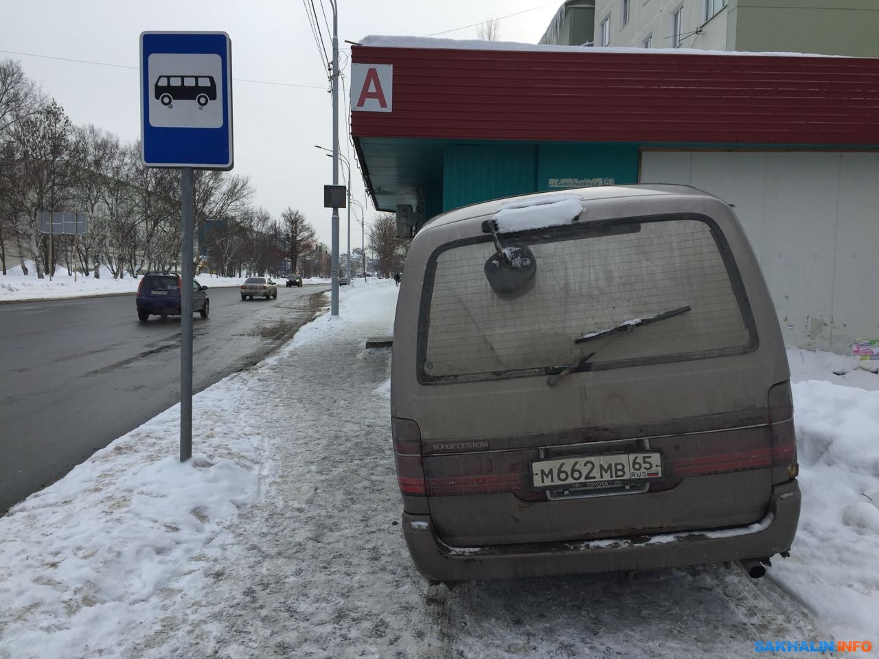 Припаркованный на проезде к мусорным бакам автомобиль раздражает жителей  дома по улице Пушкина. Сахалин.Инфо