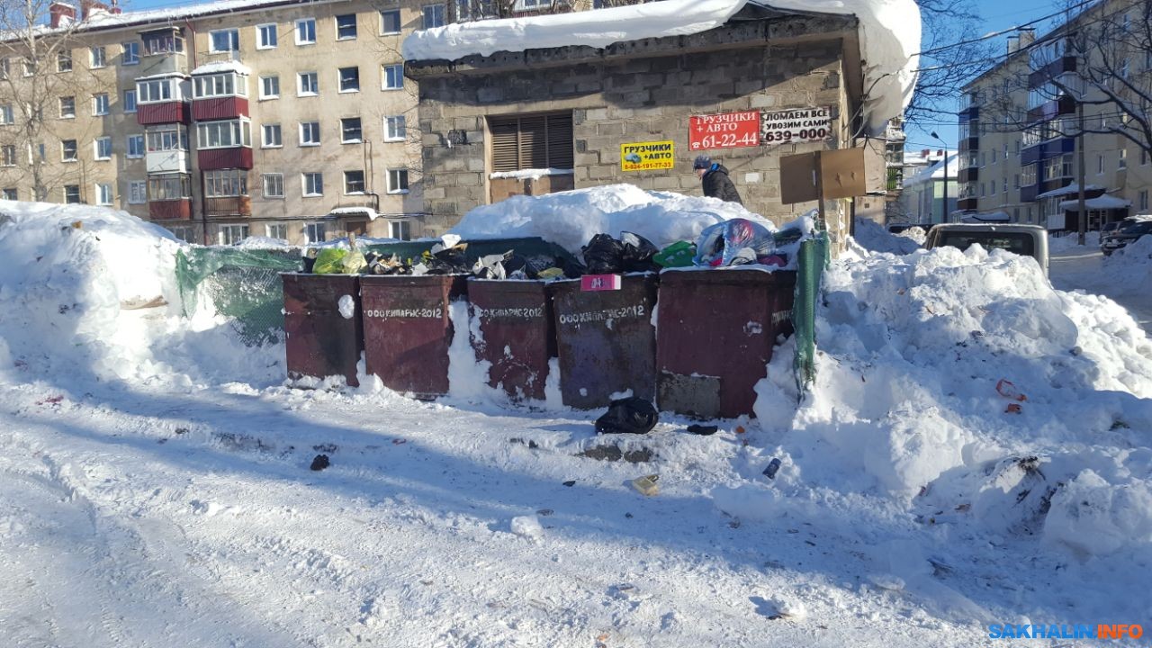 Гора мусора скопилась у дома по улице Амурской в Южно-Сахалинске.  Сахалин.Инфо