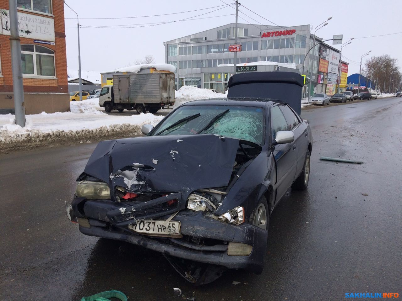 Серьезно помятая Toyota Chaser без водителя мешает южносахалинцам,  проезжающим по улице Железнодорожной. Сахалин.Инфо