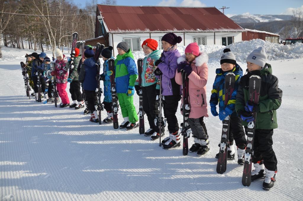 Лыжные уроки в школе. Детская горнолыжная школа. Лыжи в школе. Школьники на лыжах. Катание на лыжах в школе.