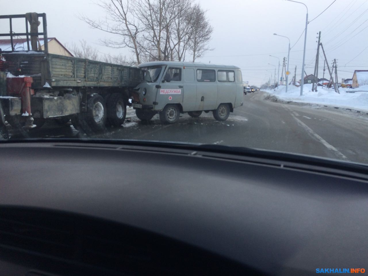 В Октябрьском автомобиль медслужбы врезался в грузовик. Сахалин.Инфо