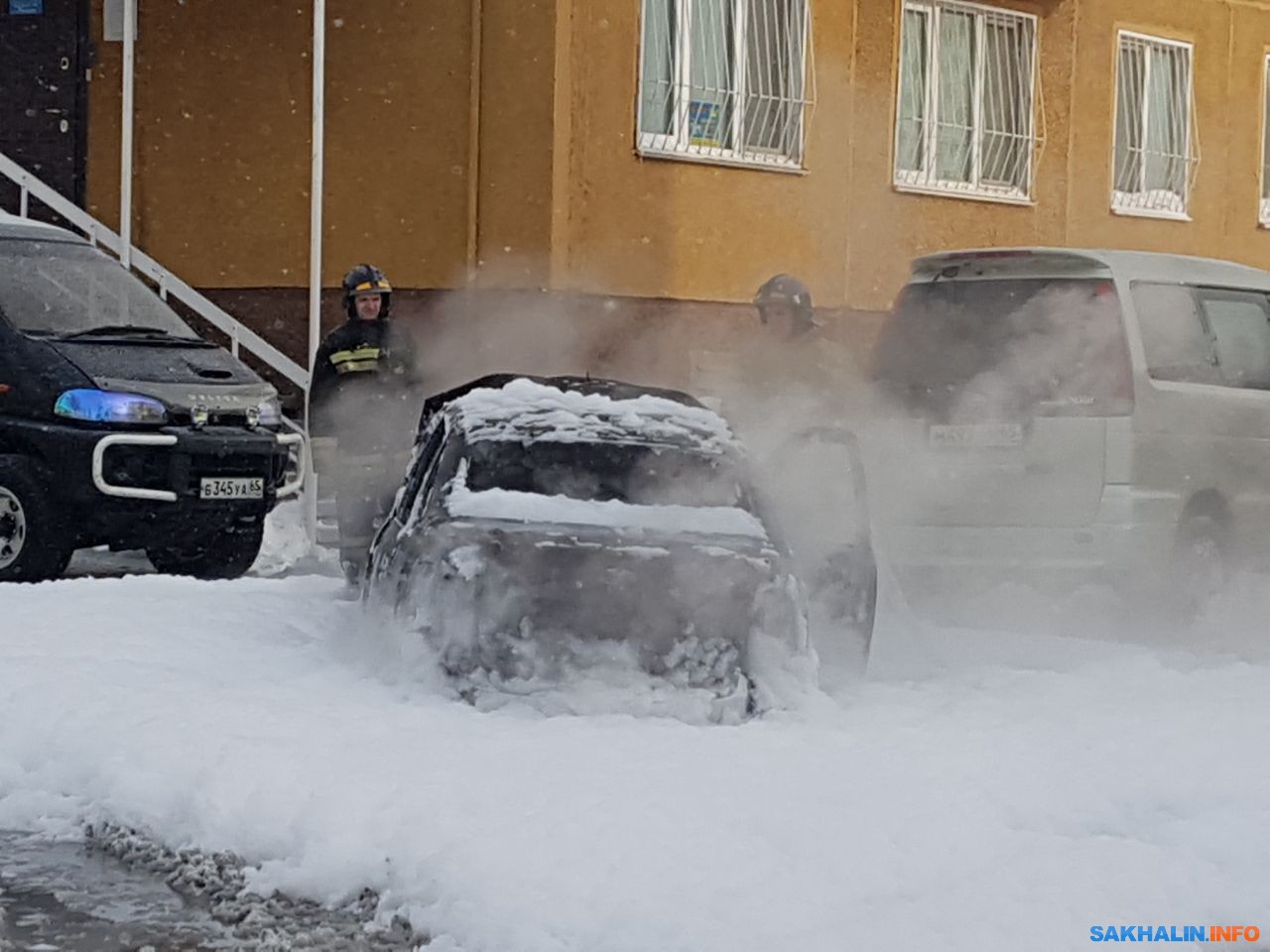 В районе СИЗО в Южно-Сахалинске вспыхнул автомобиль. Сахалин.Инфо