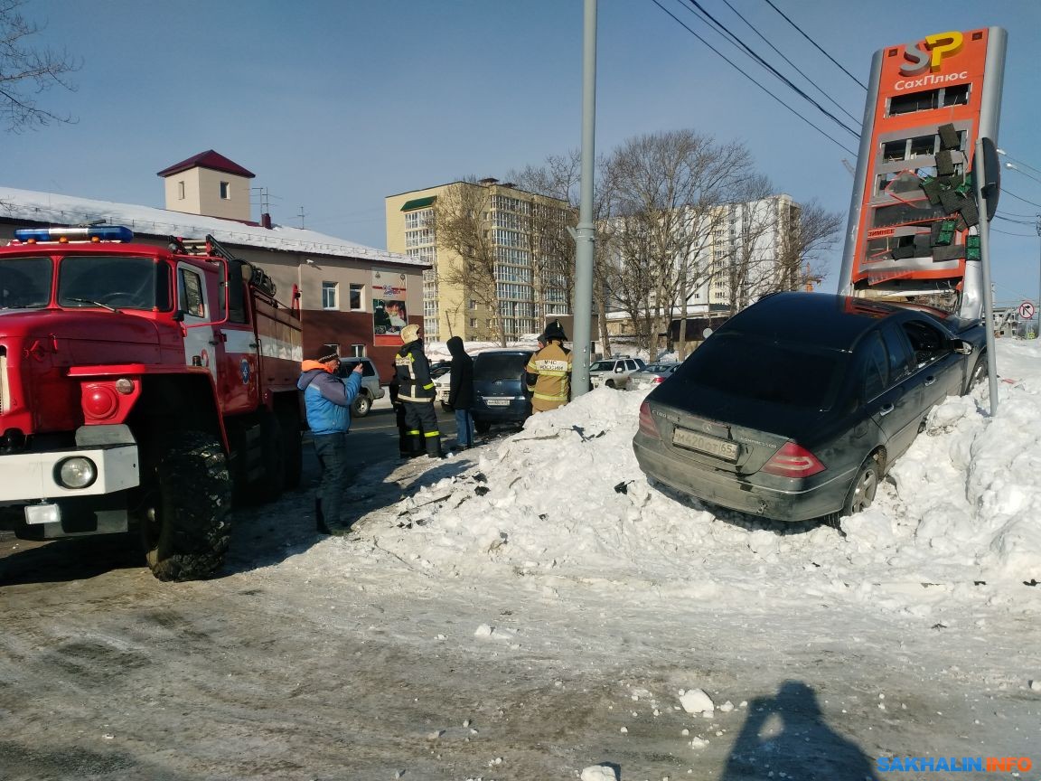 Mercedes врезался в информационное табло АЗС на проспекте Мира в  Южно-Сахалинске. Сахалин.Инфо