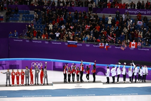 Награждение фигуристов. Фото Gettyimages