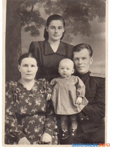 Папа, Мама, бабушка и Таня Зиновьевы. 5 марта 1953 г.