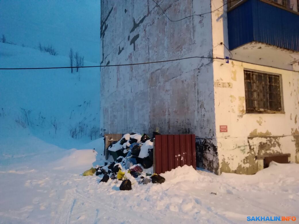 Жильцы дома по улице Матросова в Холмске ожидают потепления со страхом.  Сахалин.Инфо