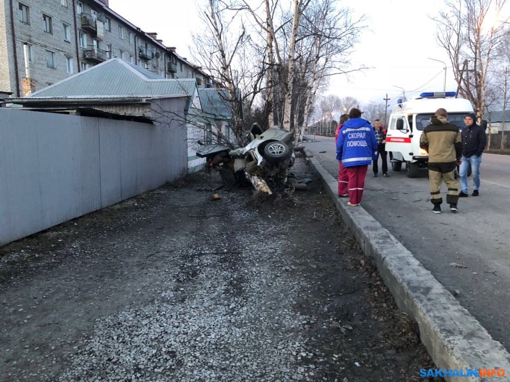 В Смирных водитель седана врезался в дерево и погиб. Сахалин.Инфо