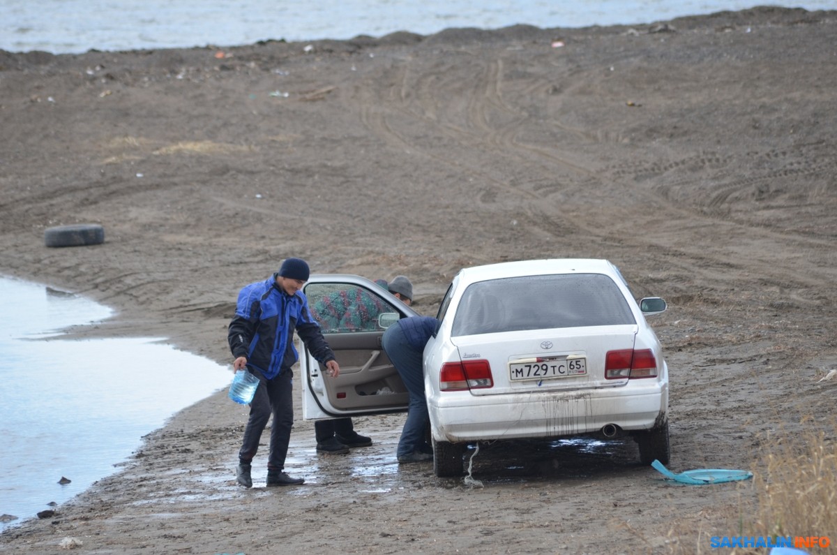 Сахалинец регулярно наблюдает рыбаков, моющих автомобили в протоке озера  Тауро. Сахалин.Инфо