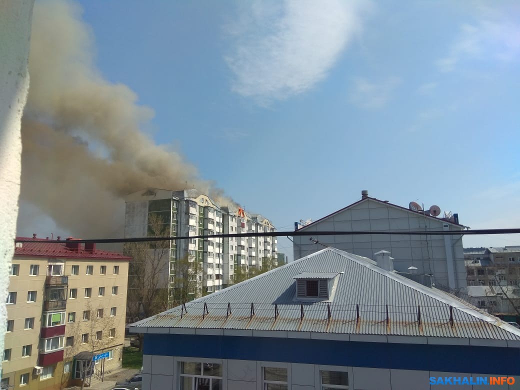 Пожар в многоэтажке на улице Чехова в Южно-Сахалинске полыхает на 700 кв.  метрах. Сахалин.Инфо