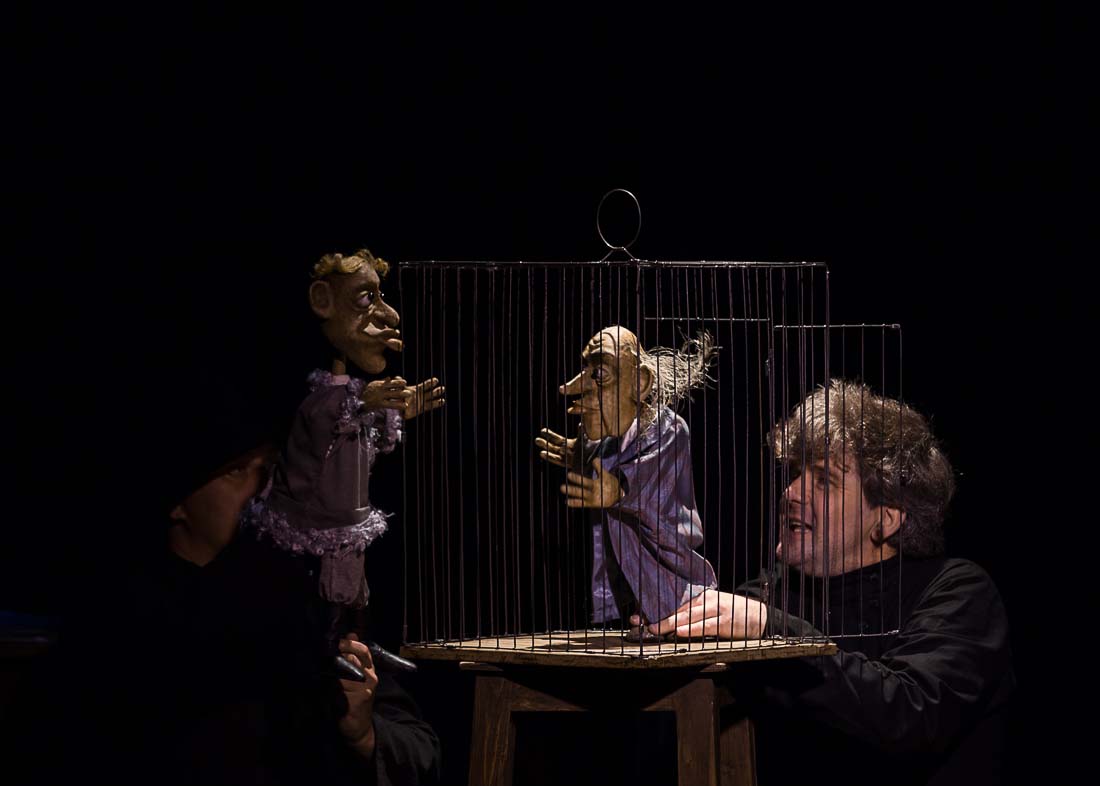 Манипуляции в отношениях. Кукловод жена смотрит. Сюрреализм михаил хохлачев. Художник майкл шеваль театр абсурда. Марионетка и рука кукловода.