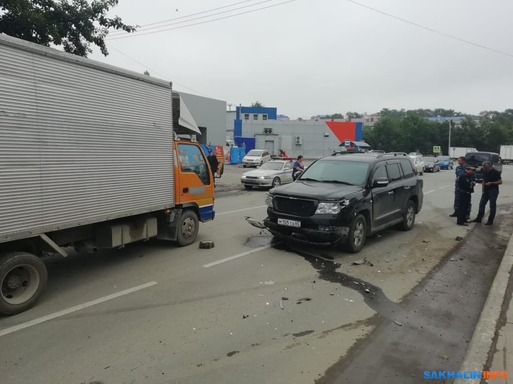 В Корсакове водитель Toyota Land Cruiser протаранил Toyota Carina.  Сахалин.Инфо