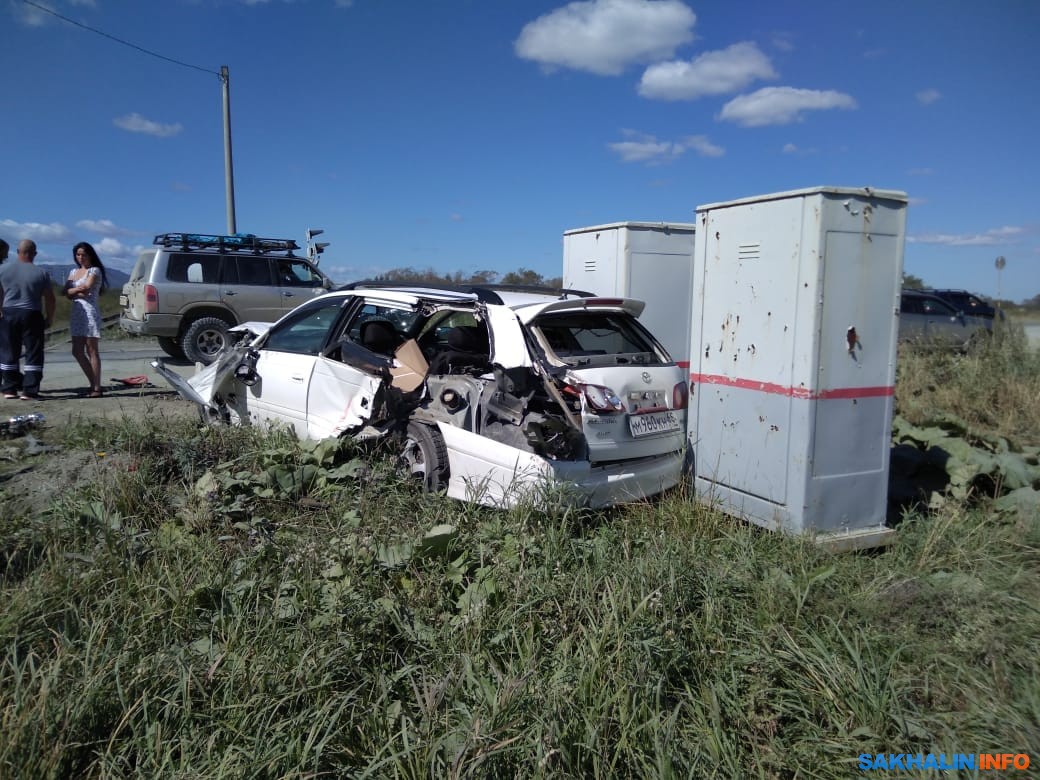 Toyota Caldina, переезжавшая железнодорожный переезд на красный сигнал,  попала под путевую машину. Сахалин.Инфо