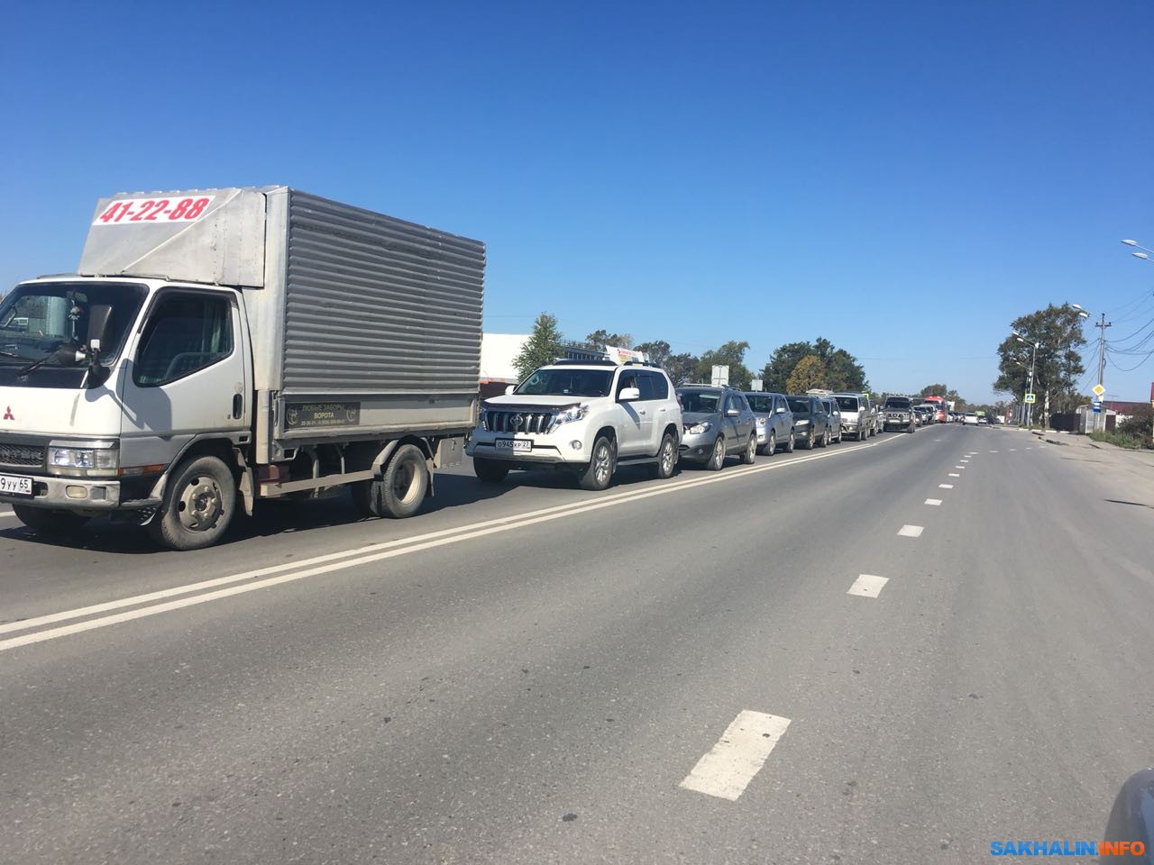 Автолюбители встали в пробку на улице Ленина из-за устремившихся на ярмарку  южносахалинцев. Сахалин.Инфо