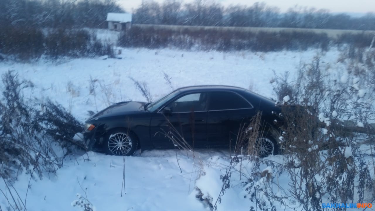 Автомобиль Toyota Mark II снес столб на проспекте Мира в Южно-Сахалинске.  Сахалин.Инфо