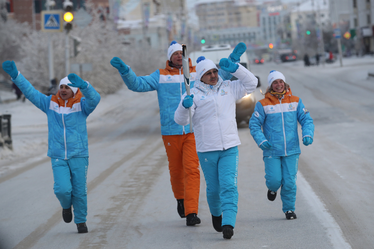 факел игр дети азии. фото эстафета огня 2013 год. олимпийский факелоносец сочи 2014. олимпийский огонь сочи 2014. эстафета олимпийского огня сочи 2014 факелоносцы.