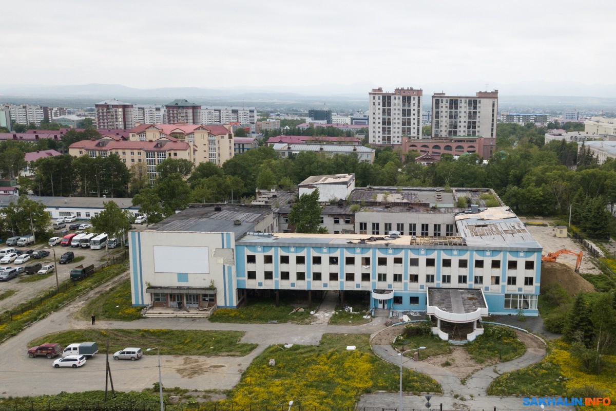 От Дома офицеров в Южно-Сахалинске осталось снежное поле и дерево.  Сахалин.Инфо