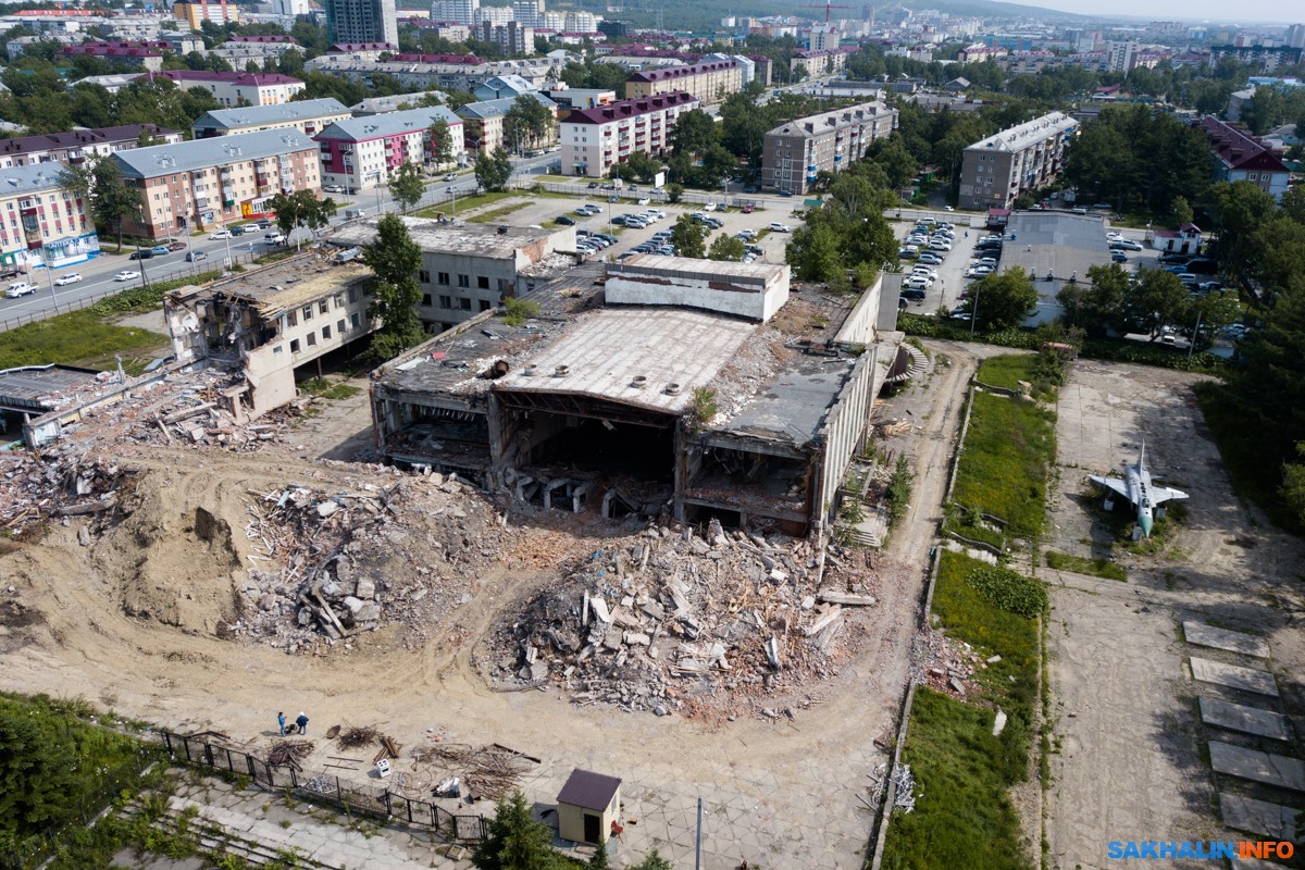 От Дома офицеров в Южно-Сахалинске осталось снежное поле и дерево. Сахалин .Инфо