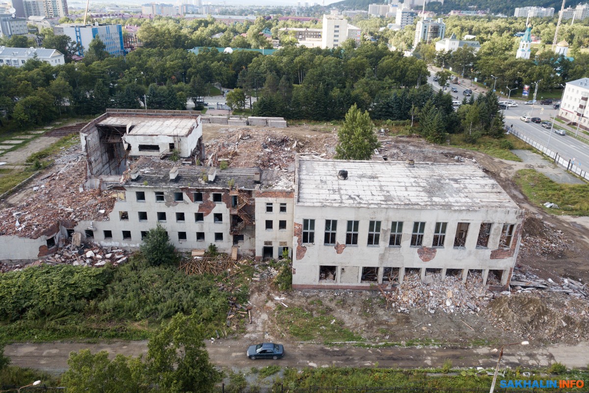 От Дома офицеров в Южно-Сахалинске осталось снежное поле и дерево.  Сахалин.Инфо