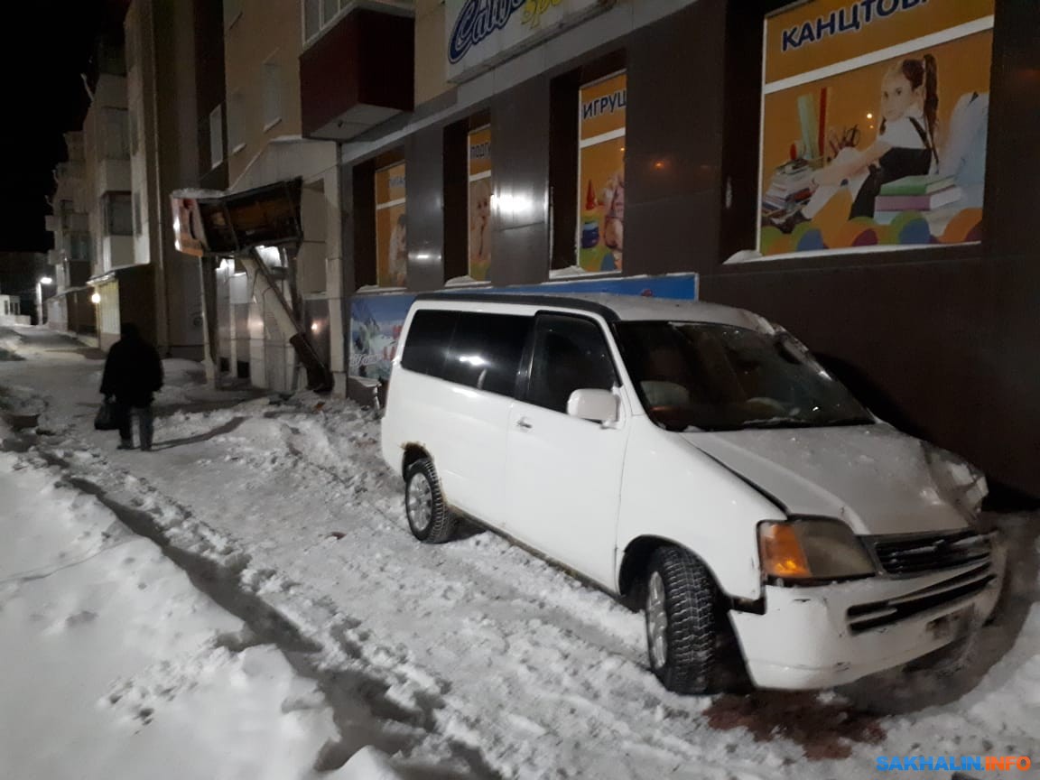 Неизвестный автомобилист снес опору вывески магазина в Холмске и едва не  въехал в остановку. Сахалин.Инфо